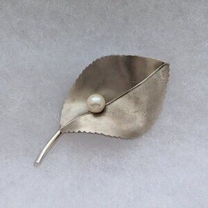 Vintage Signed Krementz Silver Tone Cultured White Pearl Leaf Design Brooch Pin